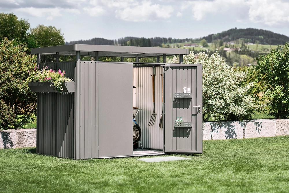 Ein Biohort Gerätehaus steht in einem Garten